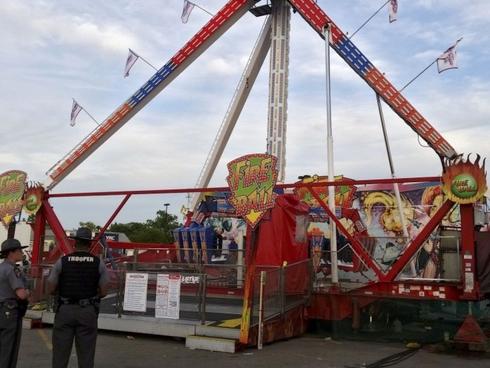 Một người chết, bảy người bị thương vì văng khỏi đu quay