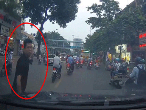 Bắt khẩn cấp đối tượng dàn cảnh va quệt giao thông để 