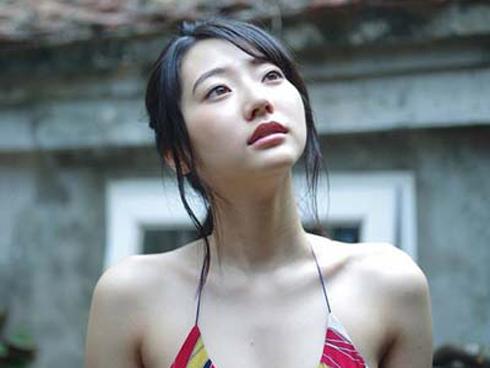 Thiên thần nội y Nhật Bản tung bộ ảnh diện đồ bơi đi khắp phố Hà Nội