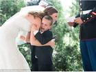 Trong đám cưới của bố, cậu bé khóc nấc ôm chân 'mẹ mới' khiến ai cũng nghẹn ngào xúc động