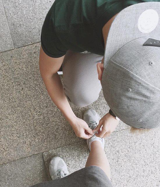 'Soái ca' áo đỏ quỳ gối, buộc dây giày cho bạn gái gây xôn xao mạng xã hội-1