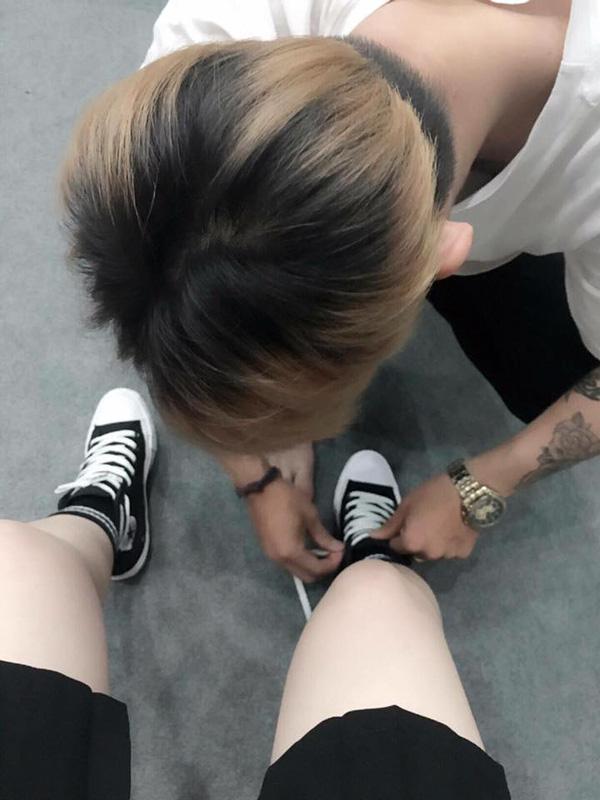 'Soái ca' áo đỏ quỳ gối, buộc dây giày cho bạn gái gây xôn xao mạng xã hội-1