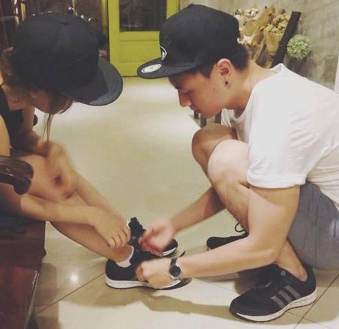 'Soái ca' áo đỏ quỳ gối, buộc dây giày cho bạn gái gây xôn xao mạng xã hội-1