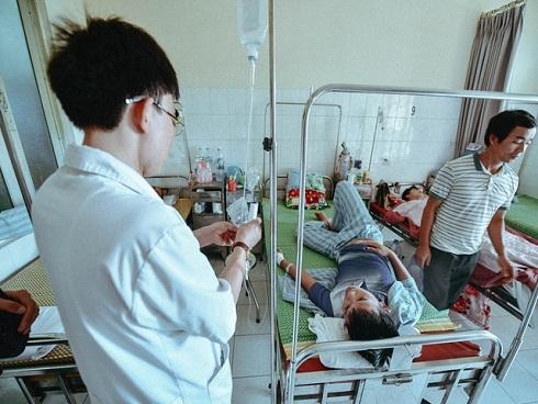 'Cậu bé 15 tuổi xin cứu mẹ sốt xuất huyết' khóc nghẹn vì mẹ qua đời-5