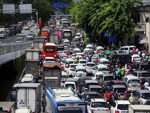 Xe tải, taxi ùn ùn đổ về khiến đường vào sân bay Tân Sơn Nhất kẹt cứng