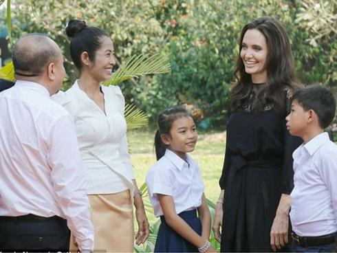 Giữa tin đồn yêu lại chồng cũ, Angelina Jolie xác nhận đóng Tiên hắc ám 2-3