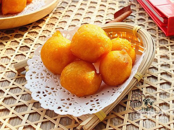 Bánh rán khoai lang nóng hổi, vừa thổi vừa ăn-1