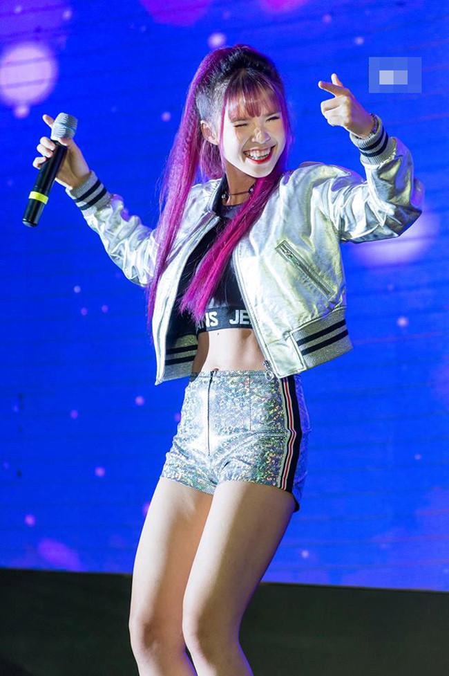 Vì sao Đan Trường, Khởi My hát ở 'sân khấu chuồng gà'?-2