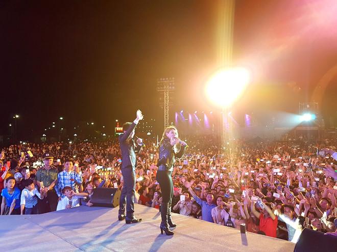 Vì sao Đan Trường, Khởi My hát ở 'sân khấu chuồng gà'?-1