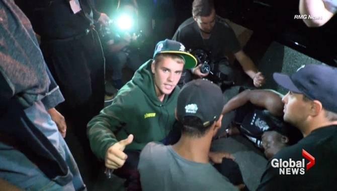 Video: Hành xử bất ngờ của Justin Bieber sau khi tông phải paparazzi-2