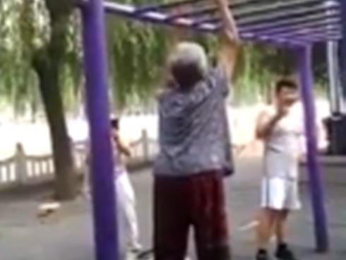 Cụ bà 81 tuổi chơi Rock quên lối về khiến dân tình mê mẩn-3