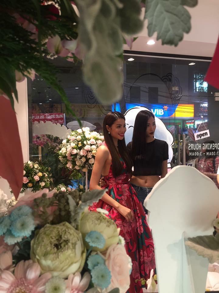 Quán trà sữa của Phạm Hương bất ngờ bị tạt sơn đúng ngày khai trương-1