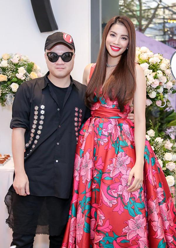 Phạm Hương mặt mộc đi hát karaoke sau sự cố quán trà sữa bị tạt sơn-3