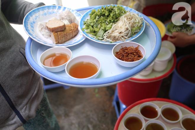 Quán bánh cuốn của hai phụ nữ lấy chung một chồng, siêu ngon, siêu đắt đỏ từ 1954 mà khách vẫn 'ghiền'-9