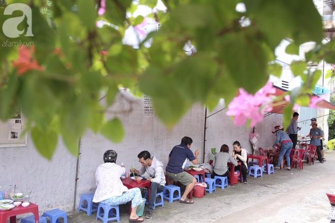 Quán bánh cuốn của hai phụ nữ lấy chung một chồng, siêu ngon, siêu đắt đỏ từ 1954 mà khách vẫn 'ghiền'-11