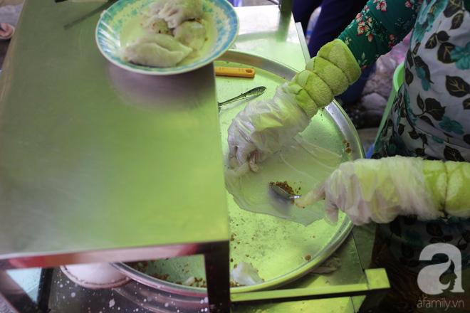 Quán bánh cuốn của hai phụ nữ lấy chung một chồng, siêu ngon, siêu đắt đỏ từ 1954 mà khách vẫn 'ghiền'-13