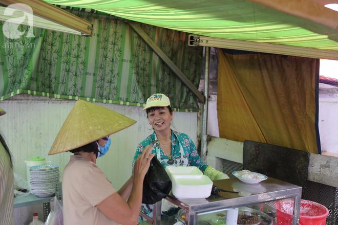 Quán bánh cuốn của hai phụ nữ lấy chung một chồng, siêu ngon, siêu đắt đỏ từ 1954 mà khách vẫn 'ghiền'-14