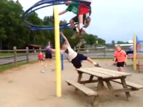 Clip hài: Cái ngày bị 'sao quả tạ' rớt trúng đầu