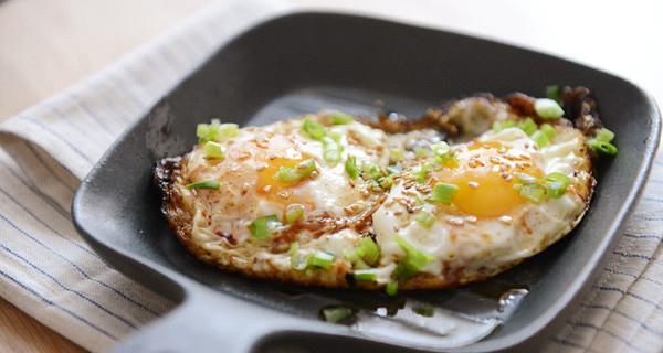 5 phút có ngay món trứng ốp ăn kèm bánh mì ngon mê ly-5