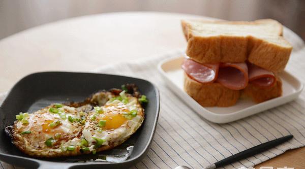 5 phút có ngay món trứng ốp ăn kèm bánh mì ngon mê ly-6