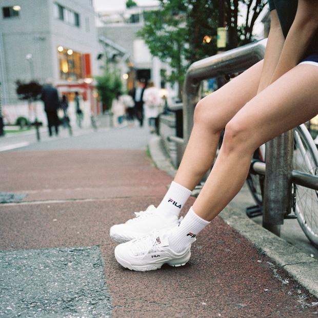 Giới trẻ châu Á người người nhà nhà đang diện T-shirt và sneaker Fila chất phát ngất ra sao?-6