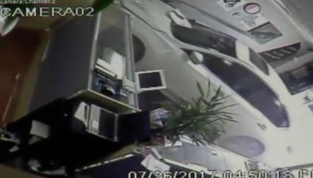 Nhân viên bán hàng thoát chết trong gang tấc khi xe hơi lao vào cửa hàng-1