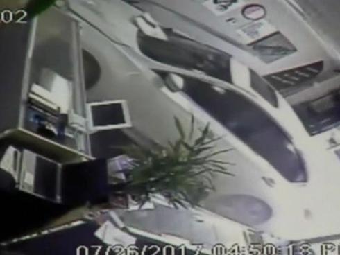 Nhân viên bán hàng thoát chết trong gang tấc khi xe hơi lao vào cửa hàng