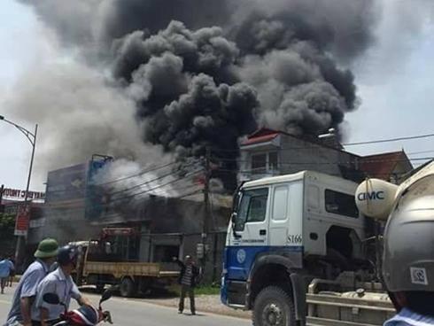 Đang ngủ, đôi vợ chồng đạp cửa tháo chạy khỏi biển lửa-4