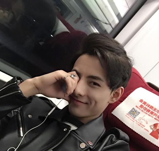 Nhan sắc thật của 'hot boy khẩu trang' làm các cô gái phát cuồng-4