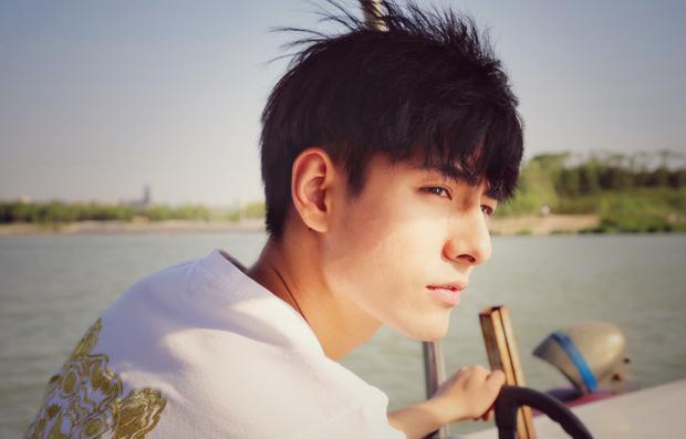 Nhan sắc thật của 'hot boy khẩu trang' làm các cô gái phát cuồng-9