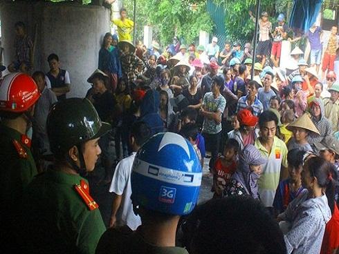 Hàng trăm người vây một phụ nữ nghi bắt cóc trẻ em