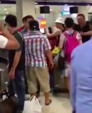 Clip: Hiếu Hiền đánh người tại sân bay gây tranh cãi trên mạng xã hội-3