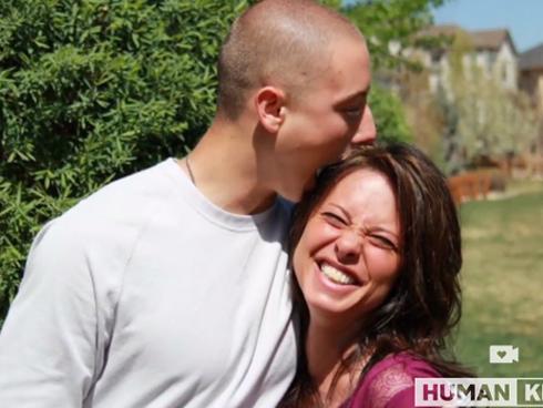 Mẹ không ngừng nhắn tin cho con trai đã mất vì tai nạn, một đêm nọ, bất ngờ tin nhắn được hồi âm