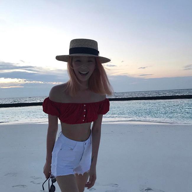 Chẳng ngại gì hết, con gái bây giờ tự tin mặc áo chỉ bằng... 1 gang tay ra đường-10