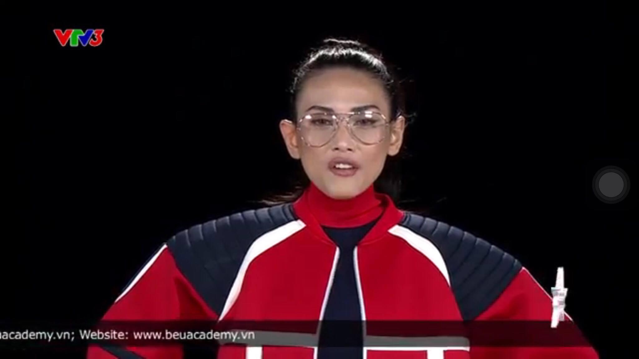 Võ Hoàng Yến ơi, đến khi nào mới chịu ngừng những bộ cánh thảm họa!-3