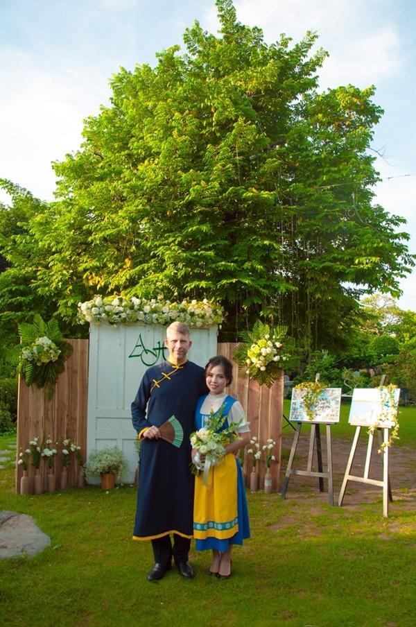 Chàng rể Thụy Điển tương lai chào bố mẹ vợ là 'chào bờ mi' và đám cưới màu xanh bạc hà-4
