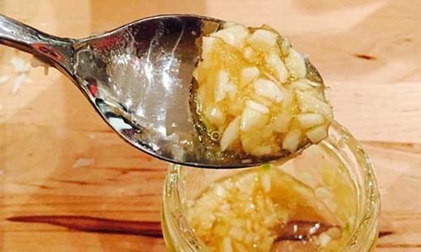 Với 2 ngàn đồng có ngay 2 cách trị mụn thịt quanh mắt 'một đi không trở lại'-7