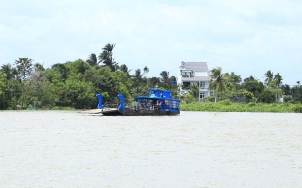 Chìm tàu trên sông Sài Gòn, 2 mẹ con mất tích-1