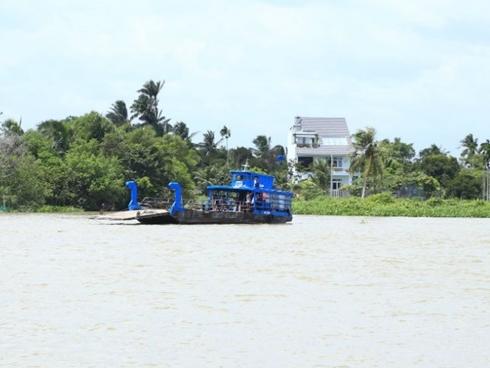 Chìm tàu trên sông Sài Gòn, 2 mẹ con mất tích