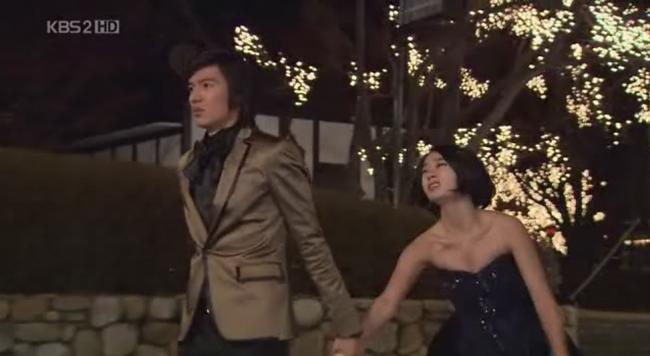 Nắm cổ tay kéo đi xềnh xệch trong phim Hàn: Ngọt 'sâu răng' hay bạo lực trá hình?-10