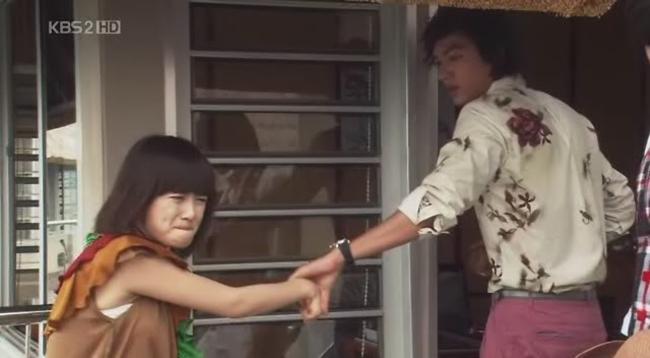 Nắm cổ tay kéo đi xềnh xệch trong phim Hàn: Ngọt 'sâu răng' hay bạo lực trá hình?-2