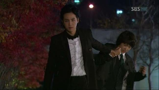 Nắm cổ tay kéo đi xềnh xệch trong phim Hàn: Ngọt 'sâu răng' hay bạo lực trá hình?-3