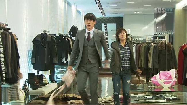 Nắm cổ tay kéo đi xềnh xệch trong phim Hàn: Ngọt 'sâu răng' hay bạo lực trá hình?-8