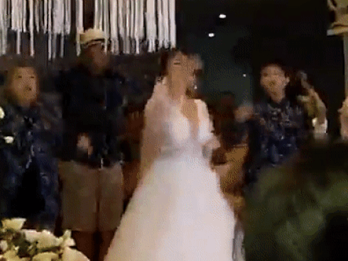 Cô dâu xinh đẹp 'quẩy' street dance cực sung trong hôn lễ khiến dân mạng trầm trồ