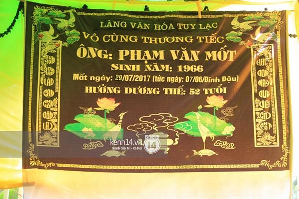 Phạm Hương liên tục khóc nấc, gương mặt tiều tuỵ thấy rõ khi lo hậu sự cho bố-1