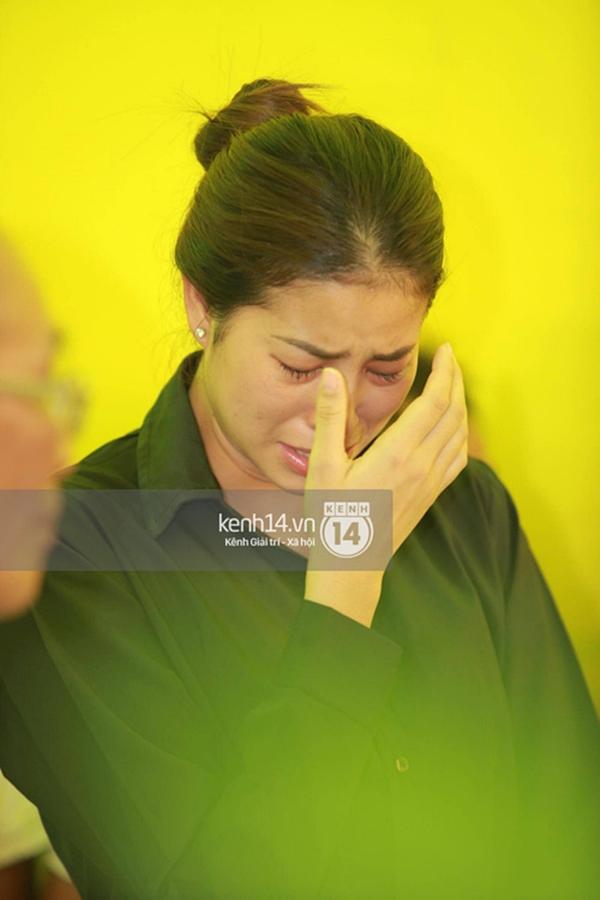 Phạm Hương liên tục khóc nấc, gương mặt tiều tuỵ thấy rõ khi lo hậu sự cho bố-12