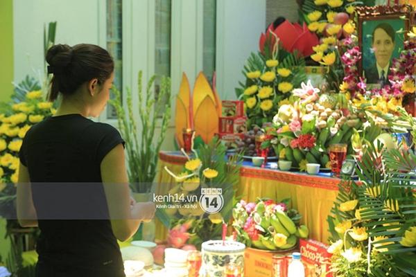 Phạm Hương liên tục khóc nấc, gương mặt tiều tuỵ thấy rõ khi lo hậu sự cho bố-2