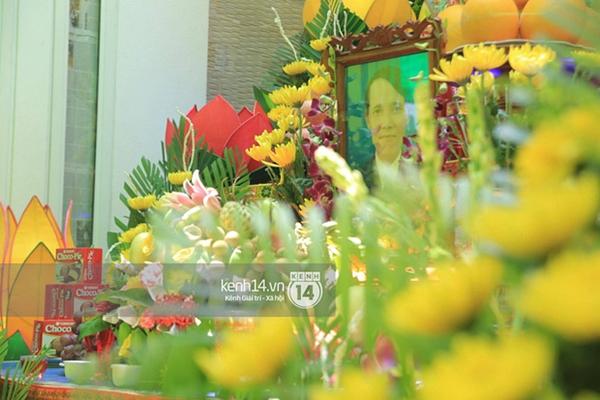 Phạm Hương liên tục khóc nấc, gương mặt tiều tuỵ thấy rõ khi lo hậu sự cho bố-4