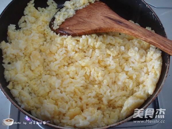 'Biến tấu' cơm nguội thành món cơm rang trứng ăn sáng vừa nhanh lại rẻ-6