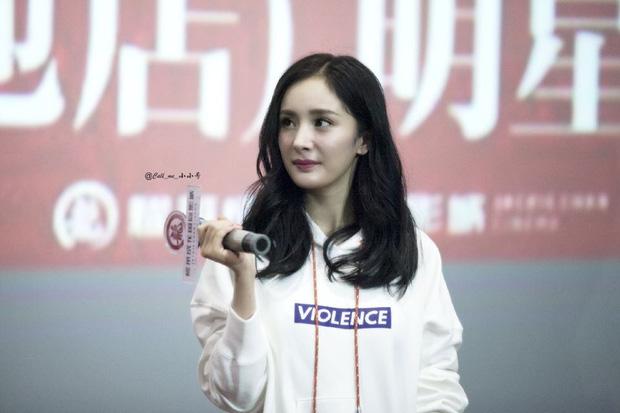 Dương Mịch vất vả thoát khỏi vòng vây hàng trăm fan bám chặt xe đưa đón-1